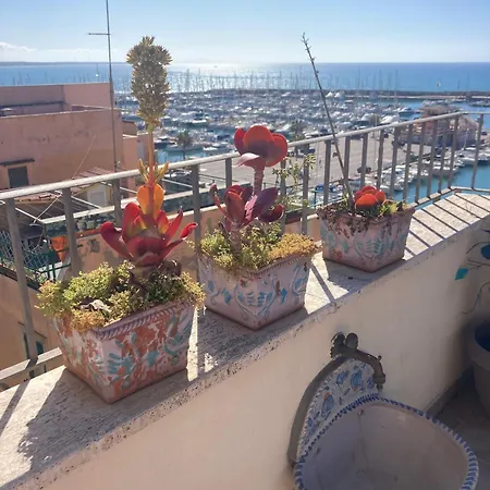 Lägenhet La Terrazza Sul Borgo Nettuno